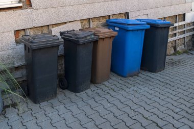 Çöp ve evsel atıkları ayırmak için büyük plastik kaplar. Evdeki çöpleri çok renkli kaplarda sıralayın. Çöp ile Ekoloji.