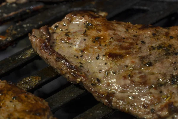 Mięso jest gotowane na Grill gazowy zbliżenie, duży kawałek. Grill, pyszne soczyste mięso z grilla. — Zdjęcie stockowe