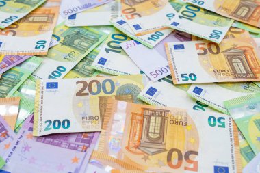 Avrupa para birimi masada yatıyor. Banknotlar yüz, iki yüz, elli, beş yüz avro kaotik bir şekilde dağıtıldı. Tasarım için boşluk, arka plan. Yan görünüm.