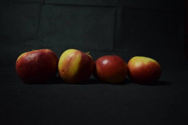 Siyah arkaplanlı sade bir hayat.