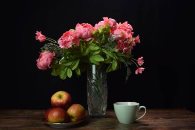 Siyah arkaplanlı sade bir hayat.