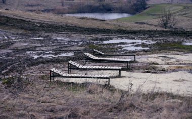 şezlong üzerinde güzel geç sonbahar kasvet toprak ile hafif sis Nehri yakınında