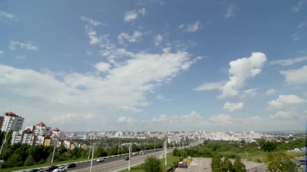 美丽的云彩漂浮在天空快速地在路和机器之上 — 图库视频影像