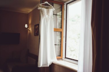 Gelinin gelinliği pencerede.