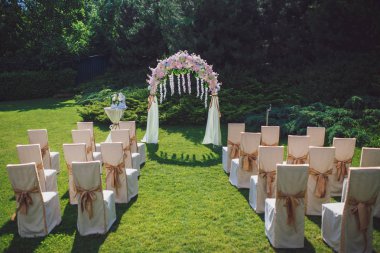 Düğün süslemeleri. Yeni evliler için düğün kemeri.