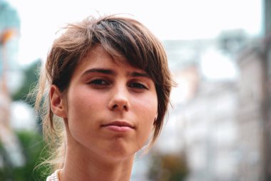 Etnik giysiler bu elbise içinde Fotoğraf Merkezi Ukrayna için tipik. Mavi konu ile işlemeli bir gömlek bir genç kızın görüntü.