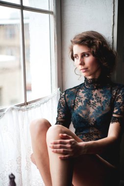 Etnik giysiler bu elbise içinde Fotoğraf Merkezi Ukrayna için tipik. Mavi konu ile işlemeli bir gömlek bir genç kızın görüntü.