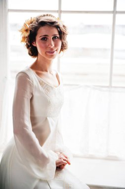 Etnik giysiler bu elbise içinde Fotoğraf Merkezi Ukrayna için tipik. Mavi konu ile işlemeli bir gömlek bir genç kızın görüntü.