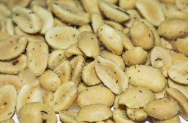 Tuzlu fıstık, biraya fıstık, fındık yığını içinde yatıyor.