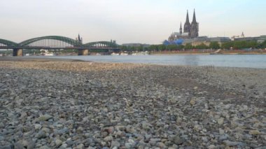 Köln, Almanya - 20 Temmuz 2018: Almanya, düşük su Ren Nehri'nin Köln sabah erken saatte 20 Temmuz 2018 Almanya uzun süreli kuraklık