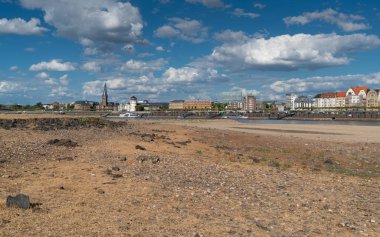 Düsseldorf, Almanya - 10 Ağustos 2018: Kuraklık Almanya, Ren Nehri'nin düşük su üzerinde 10 Ağustos 2018 Düsseldorf Almanya cityscape ile