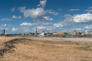Düsseldorf, Almanya - 10 Ağustos 2018: Kuraklık Almanya, Ren Nehri'nin düşük su üzerinde 10 Ağustos 2018 Düsseldorf Almanya cityscape ile