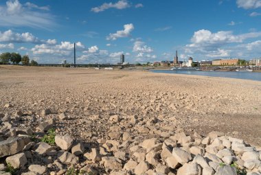 Düsseldorf, Almanya - 11 Ağustos 2018: Kuraklık Almanya, Ren Nehri'nin düşük su üzerinde 11 Ağustos 2018 Düsseldorf Almanya cityscape ile