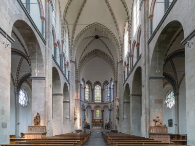 Almanya, Köln - 26 Temmuz 2018: düşünce Saint Kunibert bazilikanın ana koridor 26 Temmuz 2018 Almanya'nın Köln kentinde görüntülemek