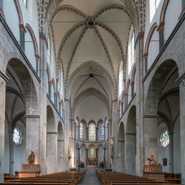 Almanya, Köln - 26 Temmuz 2018: düşünce Saint Kunibert bazilikanın ana koridor 26 Temmuz 2018 Almanya'nın Köln kentinde görüntülemek