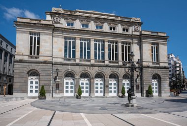 Oviedo, İspanya - 18 Ağustos 2018: Oviedo tiyatro İspanya üzerinde 18 Ağustos 2018 mavi gökyüzü ile önü