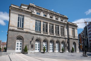 Oviedo, İspanya - 18 Ağustos 2018: Oviedo tiyatro İspanya üzerinde 18 Ağustos 2018 mavi gökyüzü ile önü