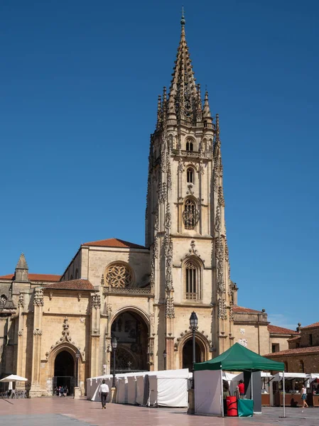 Oviedo Spanje Augustus 2018 Kathedraal Van Oviedo Met Middeleeuwse Markt — Stockfoto