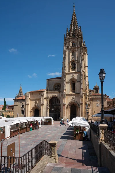 Oviedo Spain August 2018 Cathedral Oviedo Medieval Market Clear Sky — Stock Photo, Image