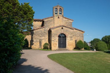 Eski kilise San Julian de los Prados ağaçlar ve mavi gökyüzü, Oviedo, İspanya