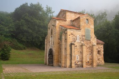 Açık gökyüzü, Oviedo, İspanya yakın ünlü hızı ile bir sisli sabahı eski kilise San Miguel de Lillo