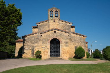 Eski kilise San Julian de los Prados ağaçlar ve mavi gökyüzü, Oviedo, İspanya