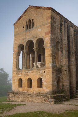 Eski kilise Santa Maria del Naranco açık gökyüzü, Oviedo, İspanya yakın ünlü hızı ile bir sisli sabahı
