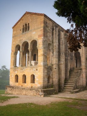 Eski kilise Santa Maria del Naranco açık gökyüzü, Oviedo, İspanya yakın ünlü hızı ile bir sisli sabahı