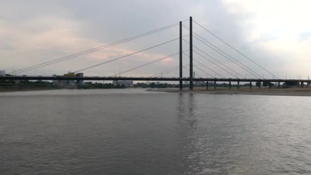 Duesseldorf Alemanha Julho 2018 Vista Panorâmica Uma Ponte Moderna Sobre — Vídeo de Stock