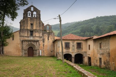 Eski manastır de Santa Maria la gerçek Obona, landmark Tineo ve Pola de Allande, Asturias, İspanya arasında Camino de Santiago izinde