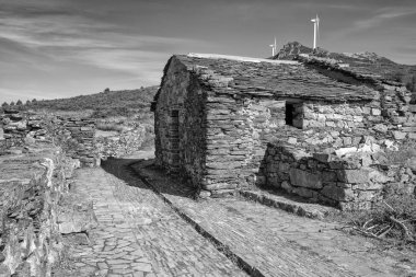 Mount Montouto, İspanya - 26 Ağustos 2018: Eski Şapeli bir hacı hastane Mount Montouto, O Cadavo üzerinde 26 Ağustos 2018 bulunan Galiçya, İspanya arasındaki Fonsagrada Camino de Santiago iz üzerinde