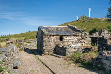 Mount Montouto, İspanya - 26 Ağustos 2018: Eski Şapeli bir hacı hastane Mount Montouto, O Cadavo üzerinde 26 Ağustos 2018 bulunan Galiçya, İspanya arasındaki Fonsagrada Camino de Santiago iz üzerinde