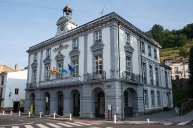 Pola De Allande, İspanya - 23 Ağustos 2018: Belediye Binası içinde şehir merkezi, Pola de Allande üzerinde 23 Ağustos 2018 İspanya