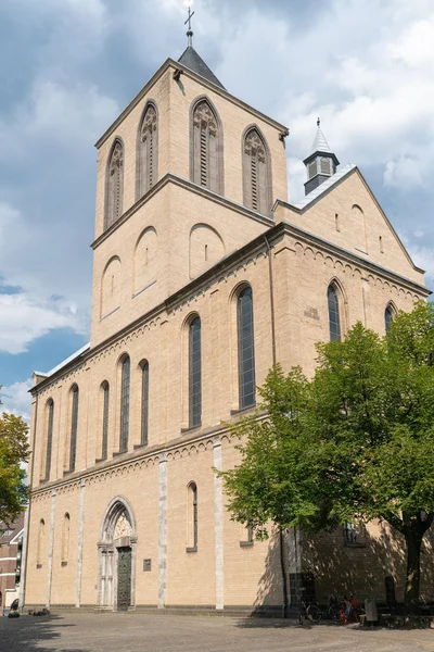 2018年7月26日 2018年7月26日在德国科隆的罗马式大教堂的门户的低角度视图 — 图库照片