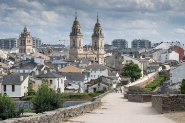 Lugo, İspanya - 28 Ağustos 2018: Panoramik Lugo duvar boyunca bir yürüyüş sırasında 28 Ağustos 2018 üzerinde bulunan Galiçya, İspanya