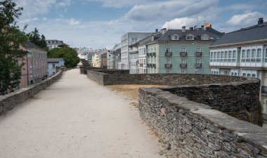 Lugo, Galiçya, İspanya şehir duvarı boyunca yapılan yürüyüş sırasında panoramik manzara