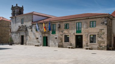 Melide, İspanya - 30 Ağustos 2018: Belediye Binası içinde bulunan Galiçya, İspanya üzerinde 30 Ağustos 2018 mavi gökyüzü ile Melide şehir merkezi panoramik görüntü