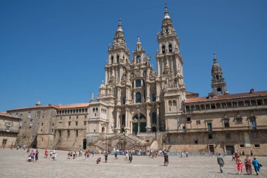 Santiago De Compostela, İspanya - 1 Eylül 2018: Santiago de Compostela, mavi gökyüzü ile 1 Eylül 2018 üzerinde Galicia, İspanya bina güzel katedral önünde hacılar