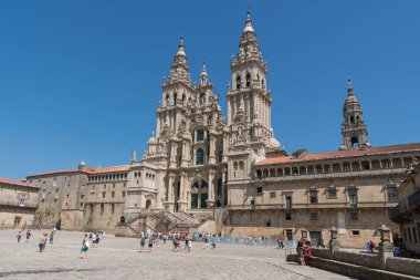 Santiago De Compostela, İspanya - 1 Eylül 2018: Santiago de Compostela, mavi gökyüzü ile 1 Eylül 2018 üzerinde Galicia, İspanya bina güzel katedral önünde hacılar