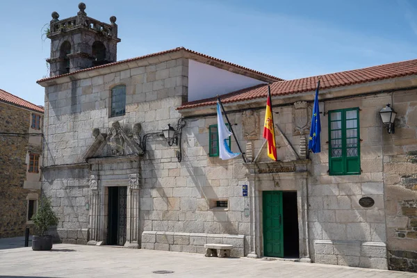 Melide, İspanya - 30 Ağustos 2018: Belediye Binası içinde bulunan Galiçya, İspanya üzerinde 30 Ağustos 2018 mavi gökyüzü ile Melide şehir merkezi panoramik görüntü