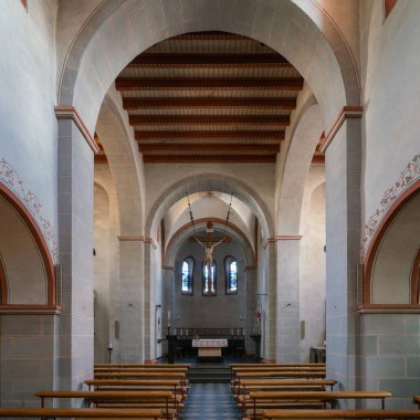 Odenthal, Almanya - 21 Eylül 2018: Görünüm içine Romanesk parish Kilisesi, Saint Pankratius üzerinde 21 Eylül 2018 Odenthal, Almanya