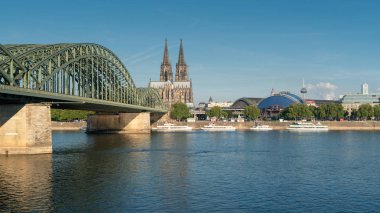 Köln, Almanya - 18 Temmuz 2018: Panorama şehir Köln Katedrali, Ren Nehri ve Hohenzollern köprü 18 Temmuz 2018'Almanya, Europe