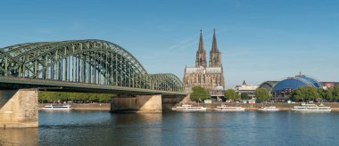 Köln, Almanya - 18 Temmuz 2018: Panorama şehir Köln Katedrali, Ren Nehri ve Hohenzollern köprü 18 Temmuz 2018'Almanya, Europe