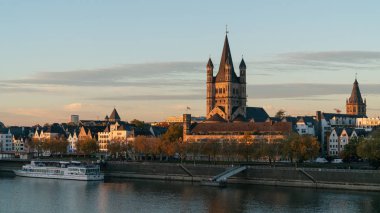 Köln, Almanya - 7 Kasım 2018: Köln manzarası ile 7 Kasım 2018 sunrise sırasında Ren Nehri Almanya, Europe