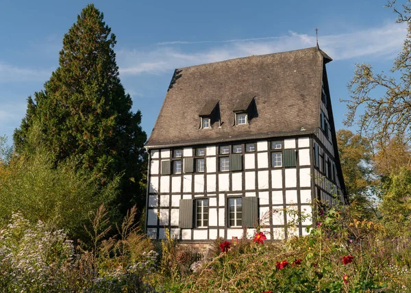 德国科隆 2018年10月13日 2018年10月13日 德国科隆一个阳光明媚的秋日 瑟纳农家院美丽的半木结构房屋 — 图库照片