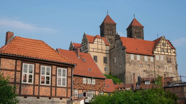 Panoramisch Beeld Van Het Klooster Van Quedlinburg Het Avondzonlicht Duitsland — Stockfoto