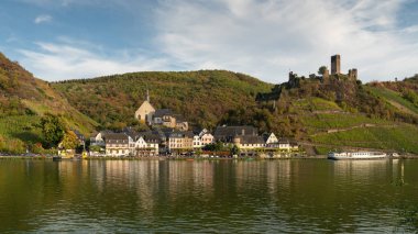 Beilstein, Almanya - 6 Ekim 2018: Panorama Almanya, Europe Moselle Nehri üzerinde 6 Ekim 2018 yakın Beilstein Köyü