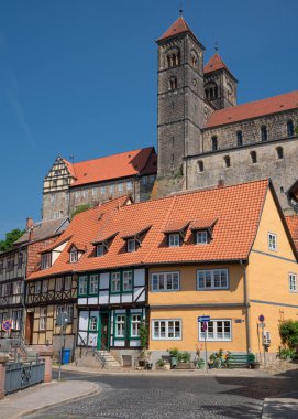 Quedlinburg, Almanya - 13 Mayıs 2018: Eski şehir, Quedlinburg Saxony-Anhalt, Almanya, Avrupa'nın üzerinde 13 Mayıs 2018 abbey ünlü ile