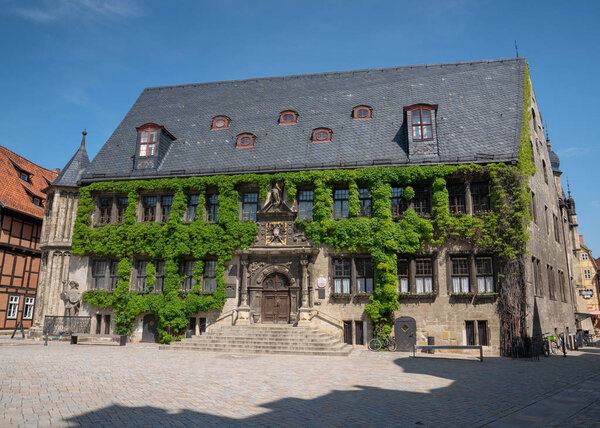 КЕЕДЛИНБУРГ, ГЕРМАНИЯ - 13 мая 2018 года: Историческая ратуша Кведлинбурга 13 мая 2018 года в Саксонии-Анхальте, Германия, Европа
