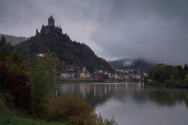 Cochem Niemcy Października 2018 Panoramiczny Obraz Miasta Cochem Mozeli Mglisty — Zdjęcie stockowe